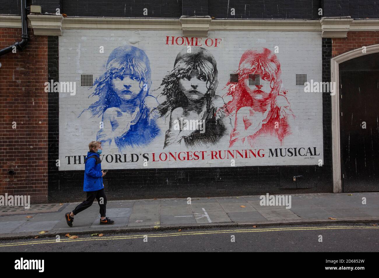 Die Menschen gehen am Theater Les Miserables vorbei, dem am längsten laufenden Musical Im West End, das durch bedroht ist Die Coronavirus Lockdown Maßnahmen Stockfoto