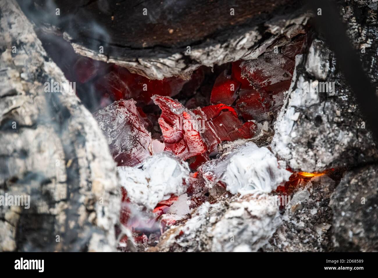 Schwelende Glut des brennenden Holzes, Nahaufnahme in Details Stockfoto
