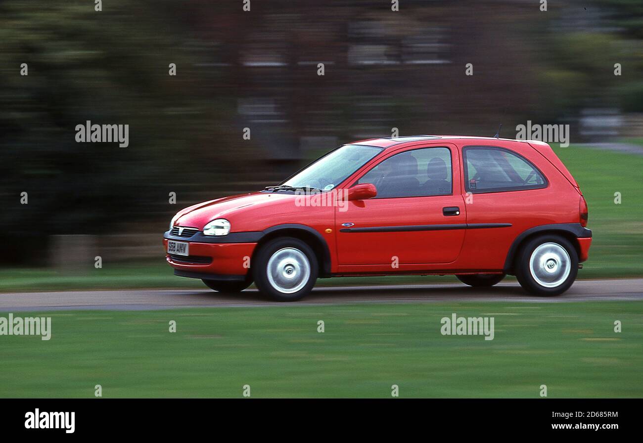 Junge Frau fährt einen Vauxhall Corsa Stockfoto