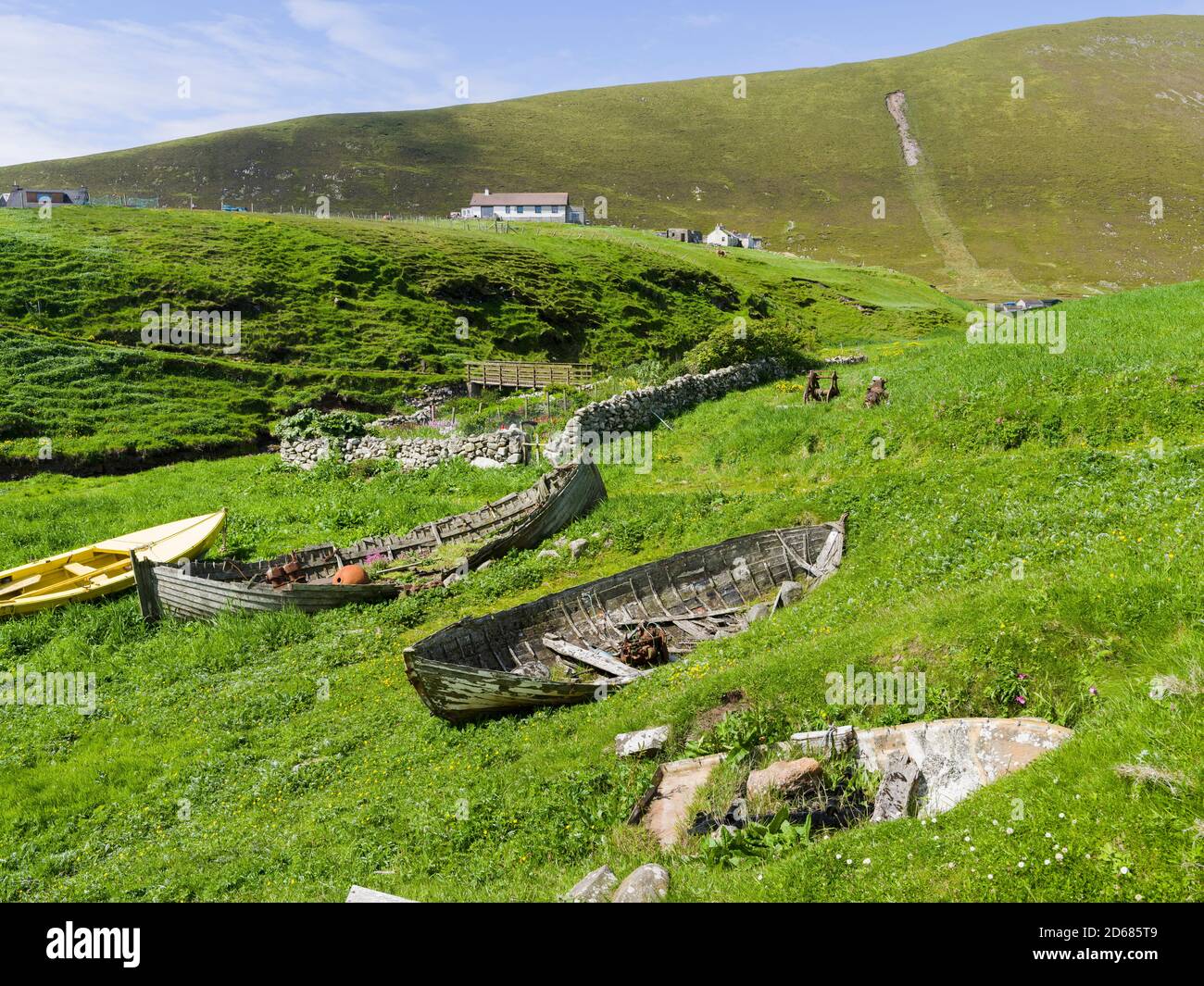 Siedlung in der Nähe von Ham Voe und alte Reihe Baots im Hafen, Foula Island, Shetland Inseln Archipelagos, Schottland, Vereinigtes Königreich, Europa Stockfoto