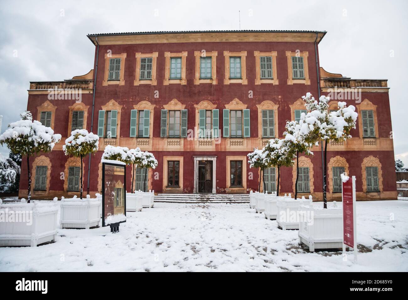 Nizza, Frankreich 11. Feb 2010: Fassade des Musee Matisse (Museum) in Nizza Frankreich nach einem seltenen Winterschneesturm an der französischen riviera. Stockfoto