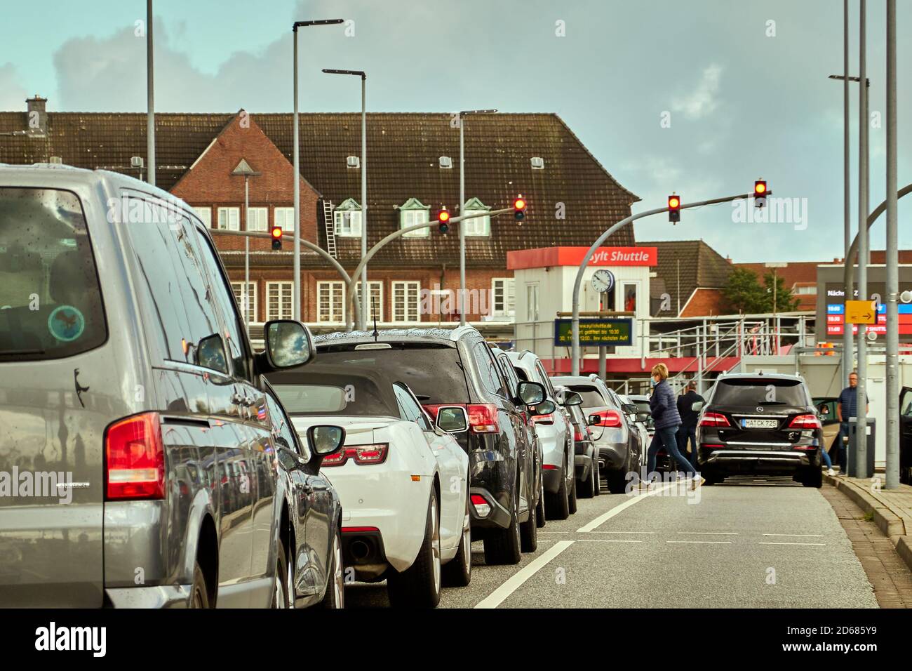 Sylt, 5. September 2020: Autos warten in einer langen Schlange vor dem Eingang der Motorbahn von der Insel Sylt zum Festland Stockfoto