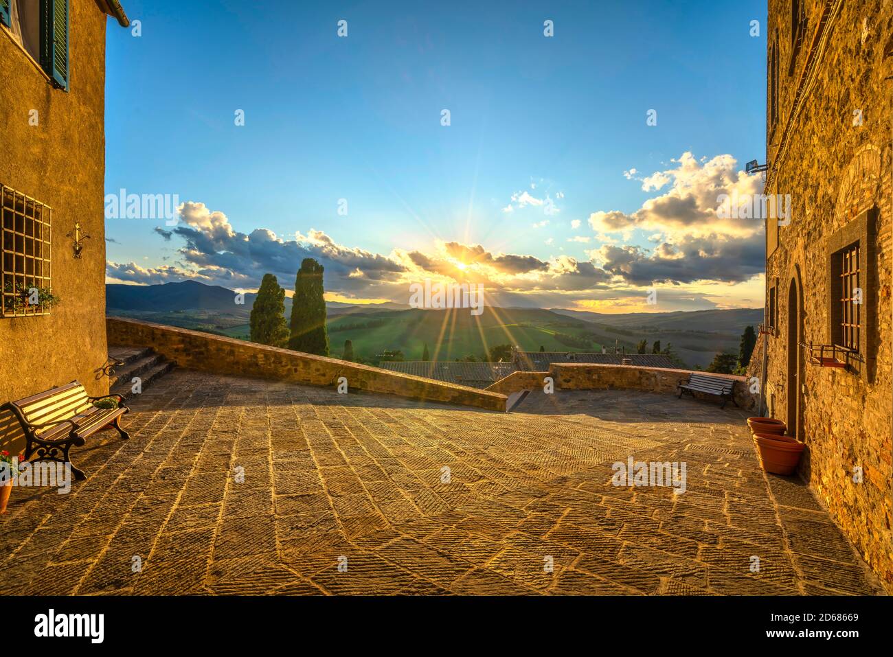 Montegemoli alten Dorfplatz und Panorama-Landschaft bei Sonnenuntergang. Pomarance, Provinz Pisa, Toskana, Italien, Europa. Stockfoto
