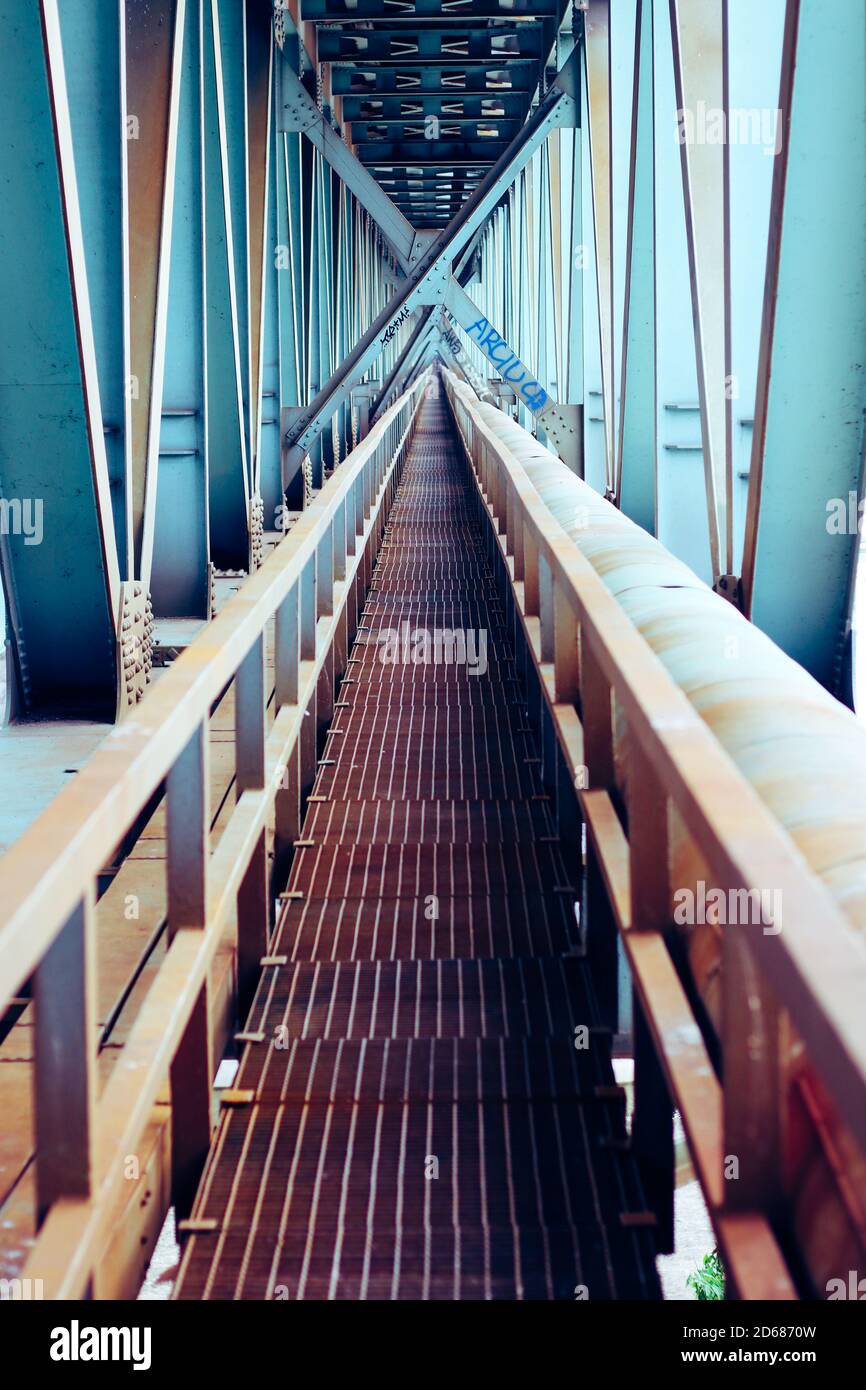 Perspektive des Technikers Laufsteg und Stahlbauelemente der Eisenbahn Brücke in warschau Stockfoto