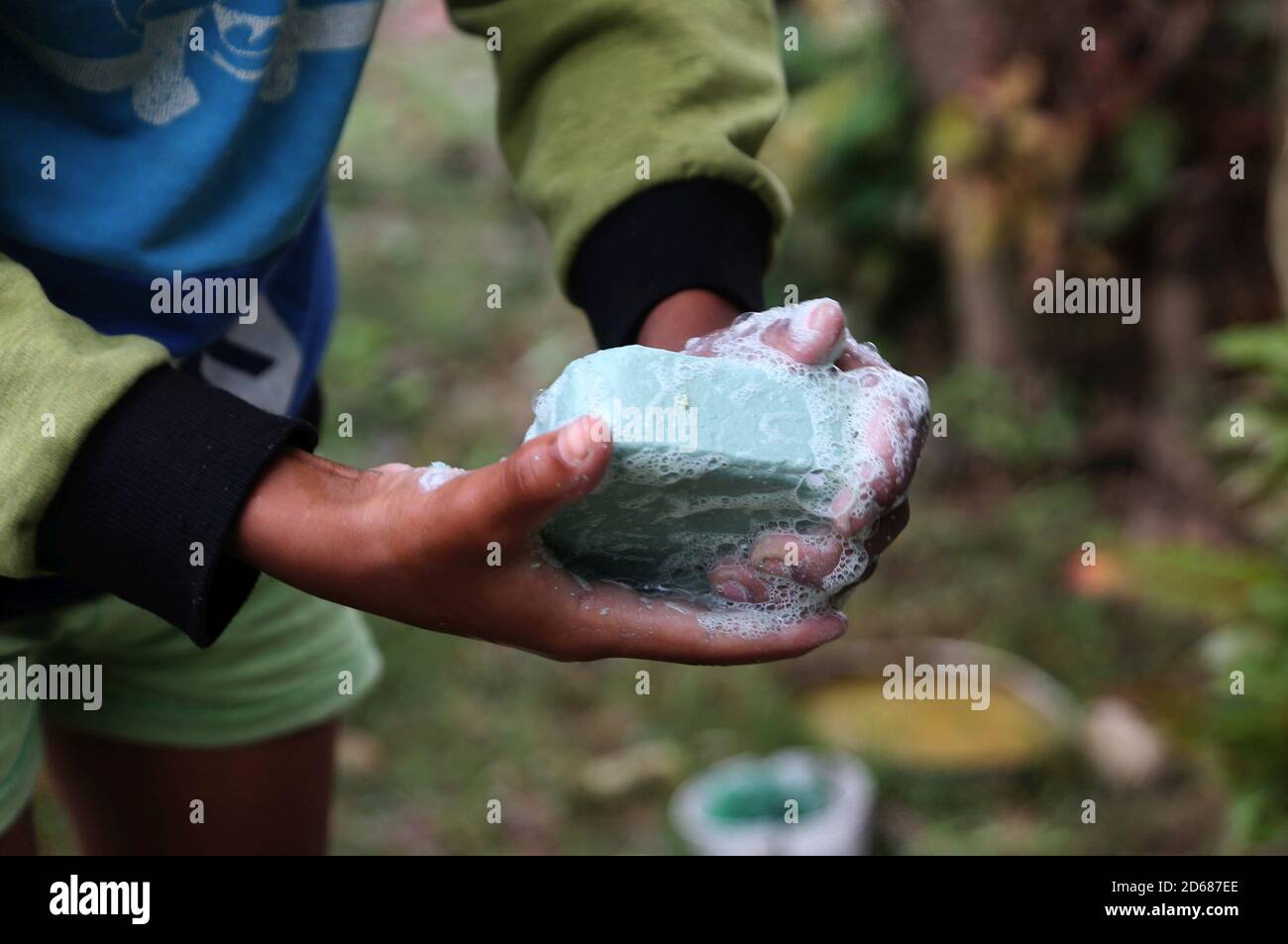 Dang, Nepal. Oktober 2020. Ein Kind wäscht sich am 15. Oktober 2020 beim Global Handwashing Day in Butaniya in Dang, Westnepal, die Hände. Der Global Handwashing Day ist eine jährliche Kampagne, mit der Menschen auf der ganzen Welt motiviert und mobilisiert werden sollen, ihre Gewohnheiten beim Händewaschen zu verbessern. Quelle: Sunil Sharma/ZUMA Wire/Alamy Live News Stockfoto