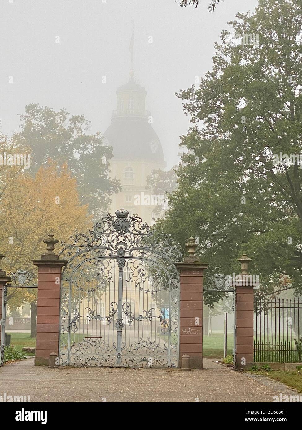 Karlsruher Schlossgarten im Nebel das Karlsruher Schloss ist neblig Stockfoto