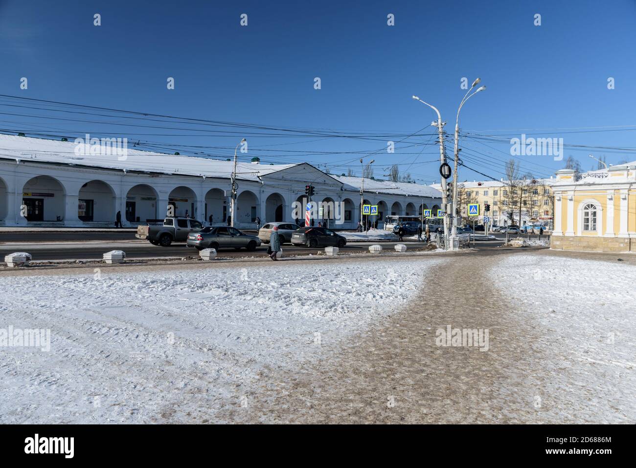 Kostroma, Russland - 3. März 2018. Kostroma Gostiny Dvor auf Susaninskaya Platz. Sonniger kalter Tag am frühen russischen Frühling. Stockfoto