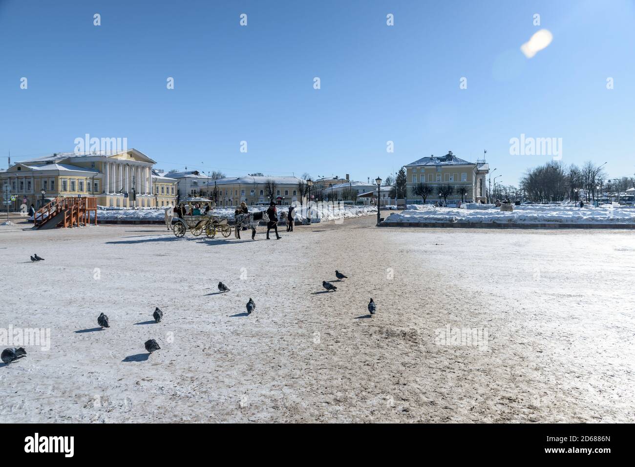 Kostroma, Russland - 3. März 2018. Kostroma Susaninskaya Platz. Sonniger kalter Tag am frühen russischen Frühling. Stockfoto