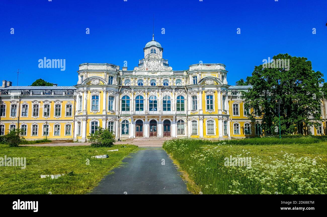 Barocker Palast auf dem Hof Znamenka. Leningrad, Russland Stockfoto