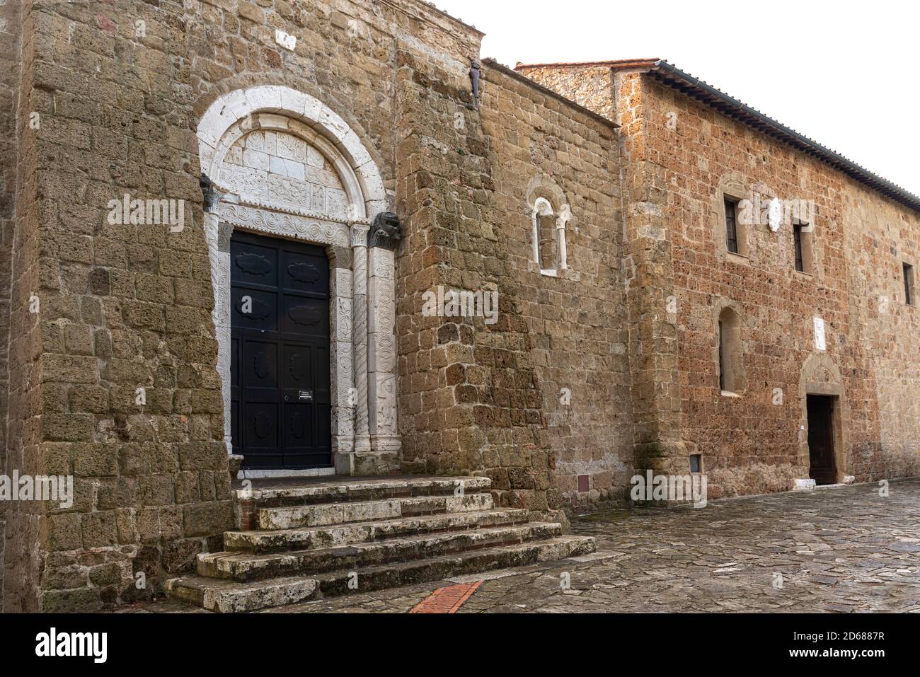 Kathedrale von Sovana, Eingangsportal. Sovana, Provinz Grosseto, Toskana, Italien, Europa Stockfoto