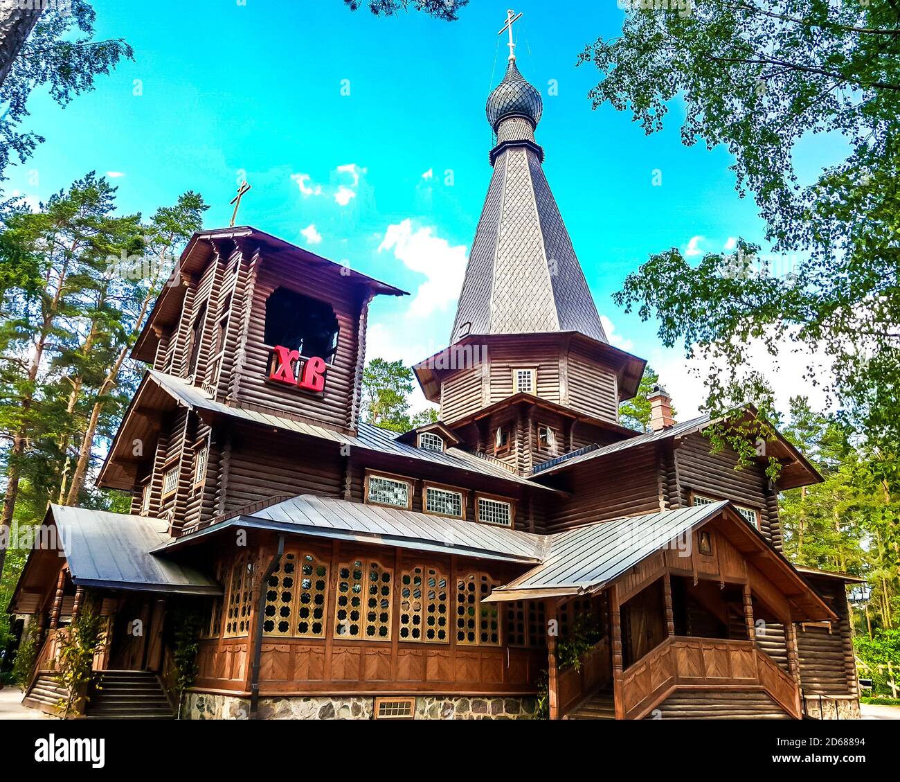 Der Tempel zu Ehren der kasanischen Ikone der Gottesmutter im Dorf Wyriza im Leningrader Gebiet. Russland Stockfoto