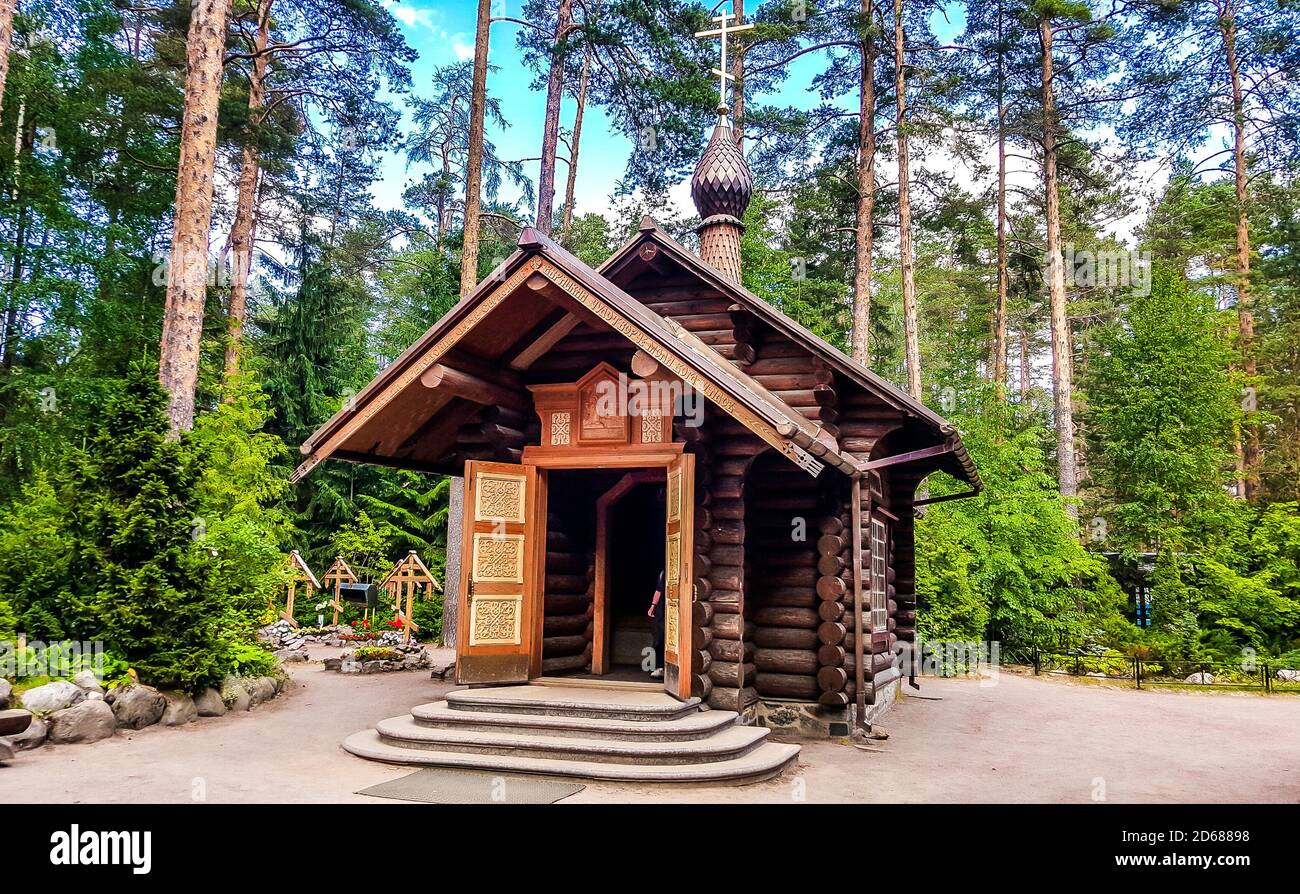 Die Kapelle des Heiligen Seraphim Wyrizki auf dem Territorium des Tempels zu Ehren der Kasaner Ikone der Gottesmutter in Wyriza im Leningrader Gebiet. Russland Stockfoto