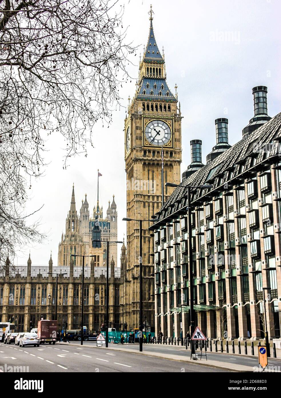 Big Ben (die große Glocke) der markanten Uhr am nördlichen Ende des Palastes von Westminster in London, England Stockfoto