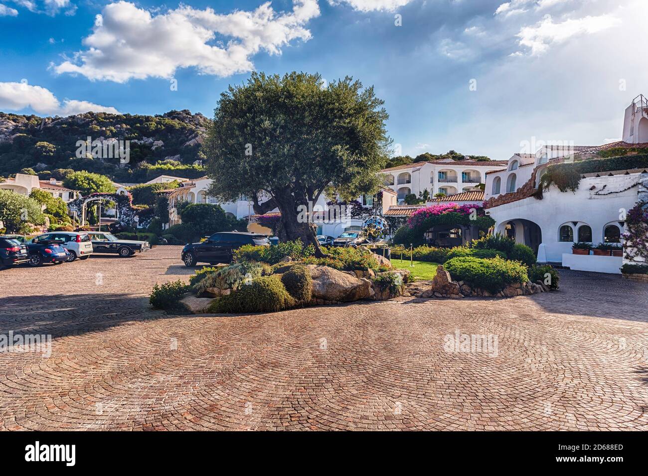 Wandern in den Straßen von Poltu Quatu, Sardinien, Italien. Diese  malerische Stadt ist ein echtes Juwel an der Costa Smeralda und ein  Luxus-Yacht-Magnet und Milliardär Stockfotografie - Alamy