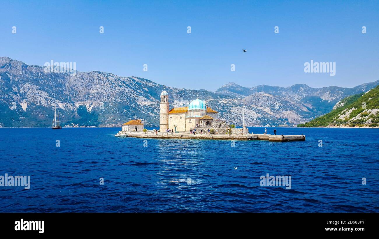 Die römisch-katholische Kirche Our Lady of the Rocks auf einer künstlichen Insel in der Adria. Montenegro. Stockfoto