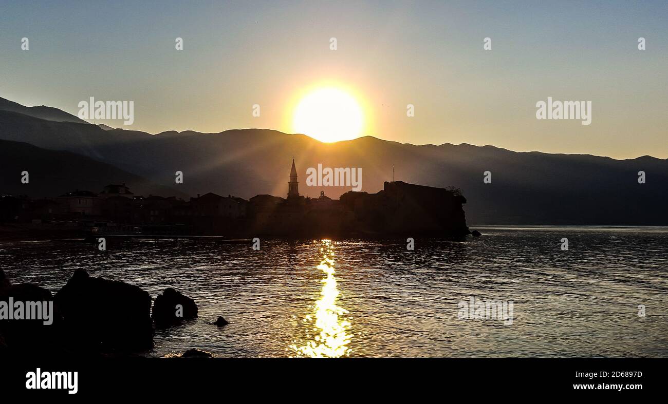 Sonnenaufgang über der Altstadt von Budva. Montenegro. Stockfoto