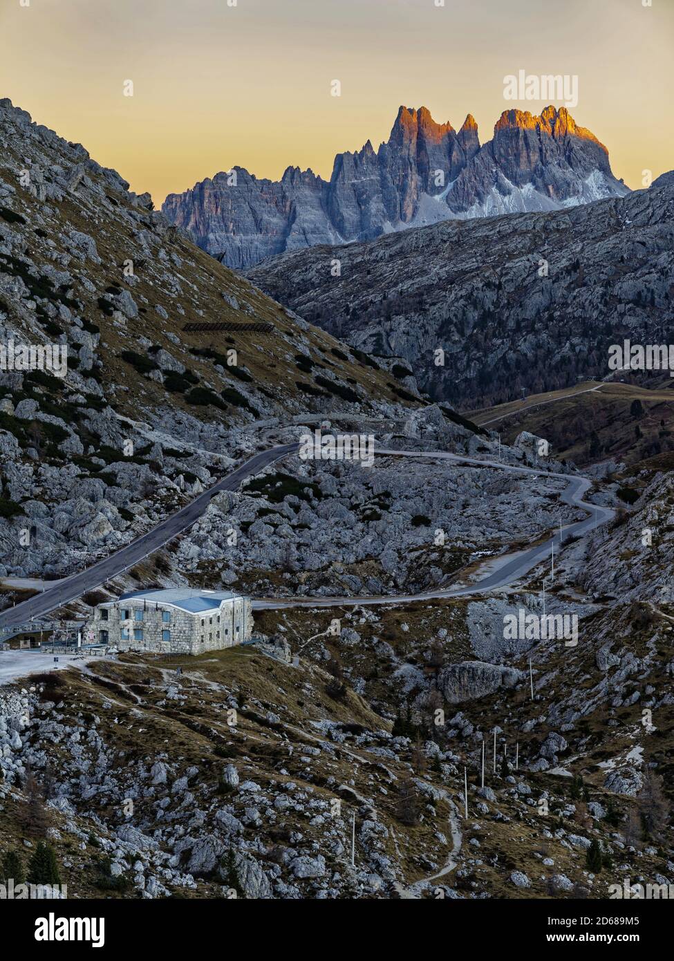 Valparola Pass - paso di Valparola in Richtung Falzarego Pass in den Dolomiten, ein UNESCO-Weltkulturerbe. Croda da Lago im Hintergrund, Stockfoto