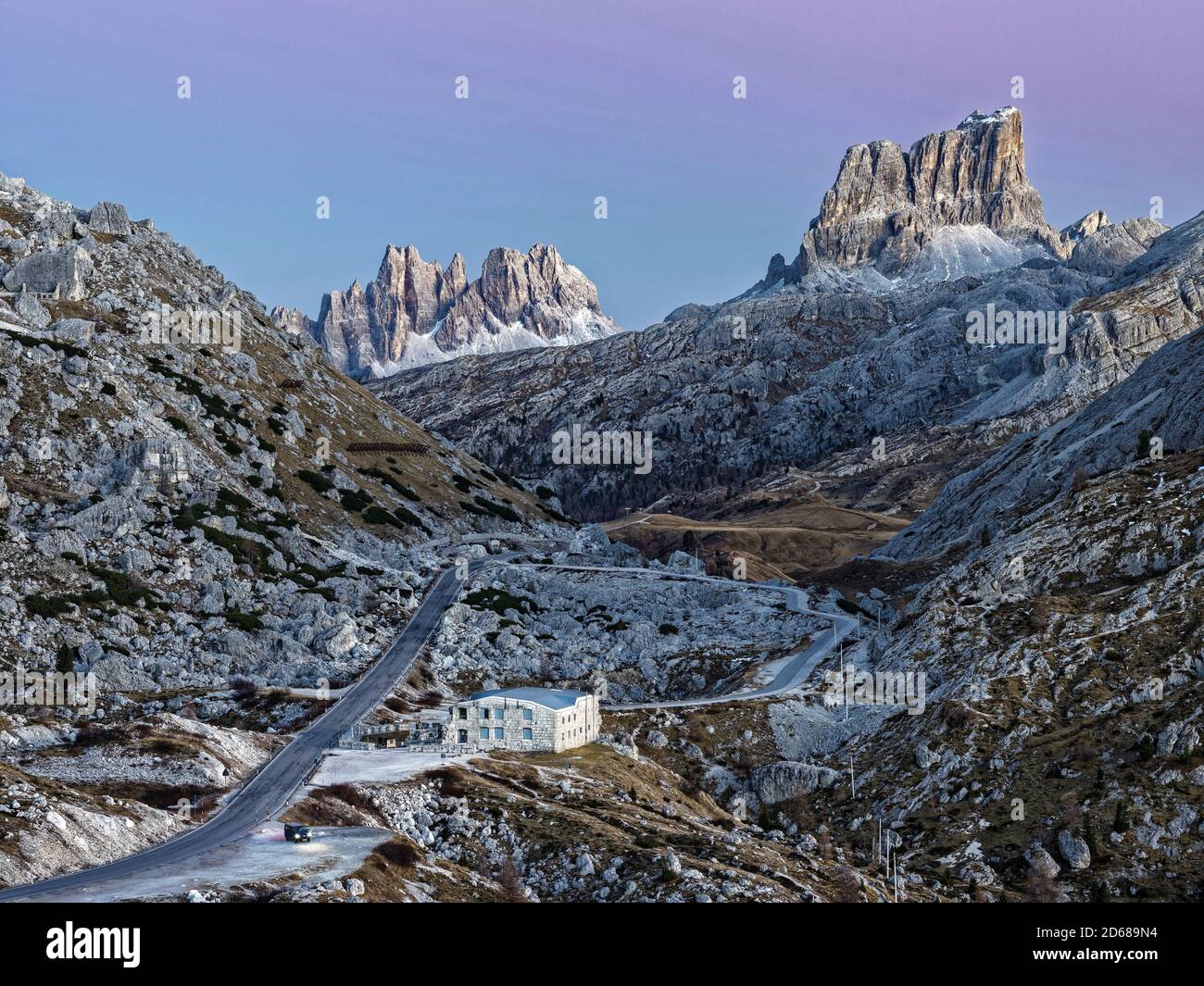 Valparola Pass - paso di Valparola in Richtung Falzarego Pass in den Dolomiten, ein UNESCO-Weltkulturerbe. Croda da Lago und Averau im b Stockfoto