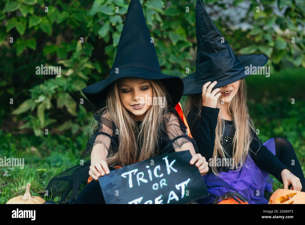 Kleine Kinder Trick oder Behandlung. Zwei kleine Hexen Stockfoto