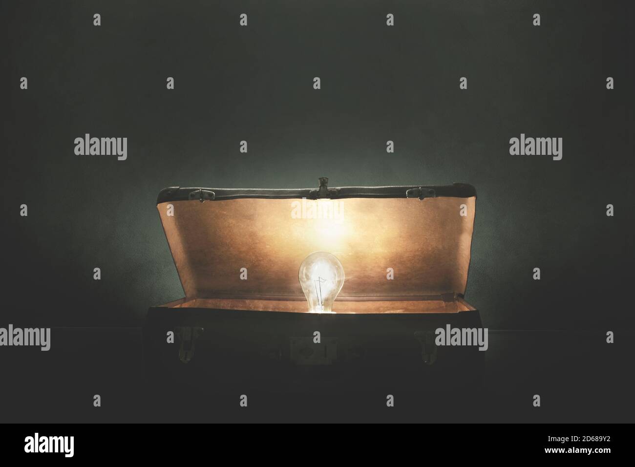 Glühlampe Licht kommt aus einem geheimnisvollen offenen Koffer, Konzept der Idee und Erfindung Stockfoto