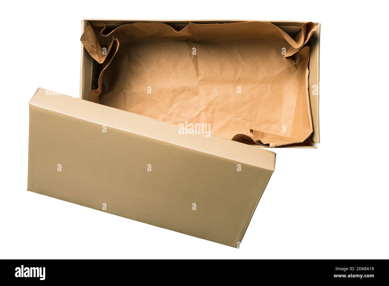Leere Box mit offenem Deckel, isoliert auf weißem Hintergrund. Kartonverpackungen für Sachen, Schuhe, Lebensmittel und Waren aus dem Laden Stockfoto