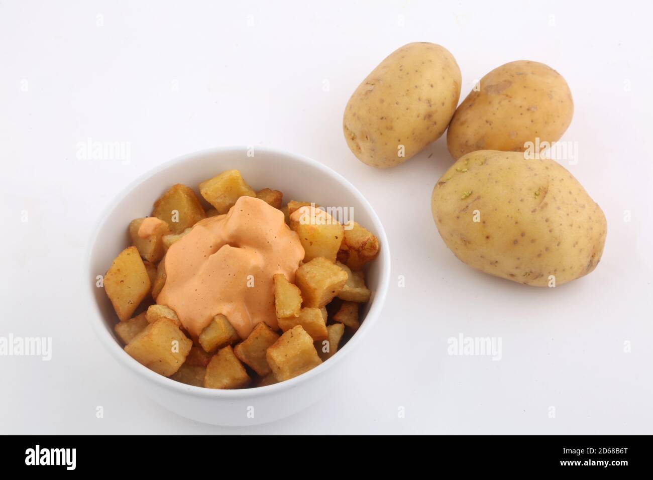 Typisch spanische Tapas Bratkartoffeln mit würziger Sauce Stockfoto