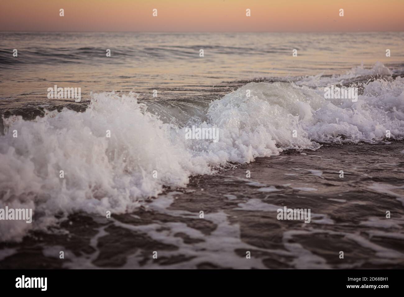 Meer Strand Wasser mit Wellen. Stockfoto