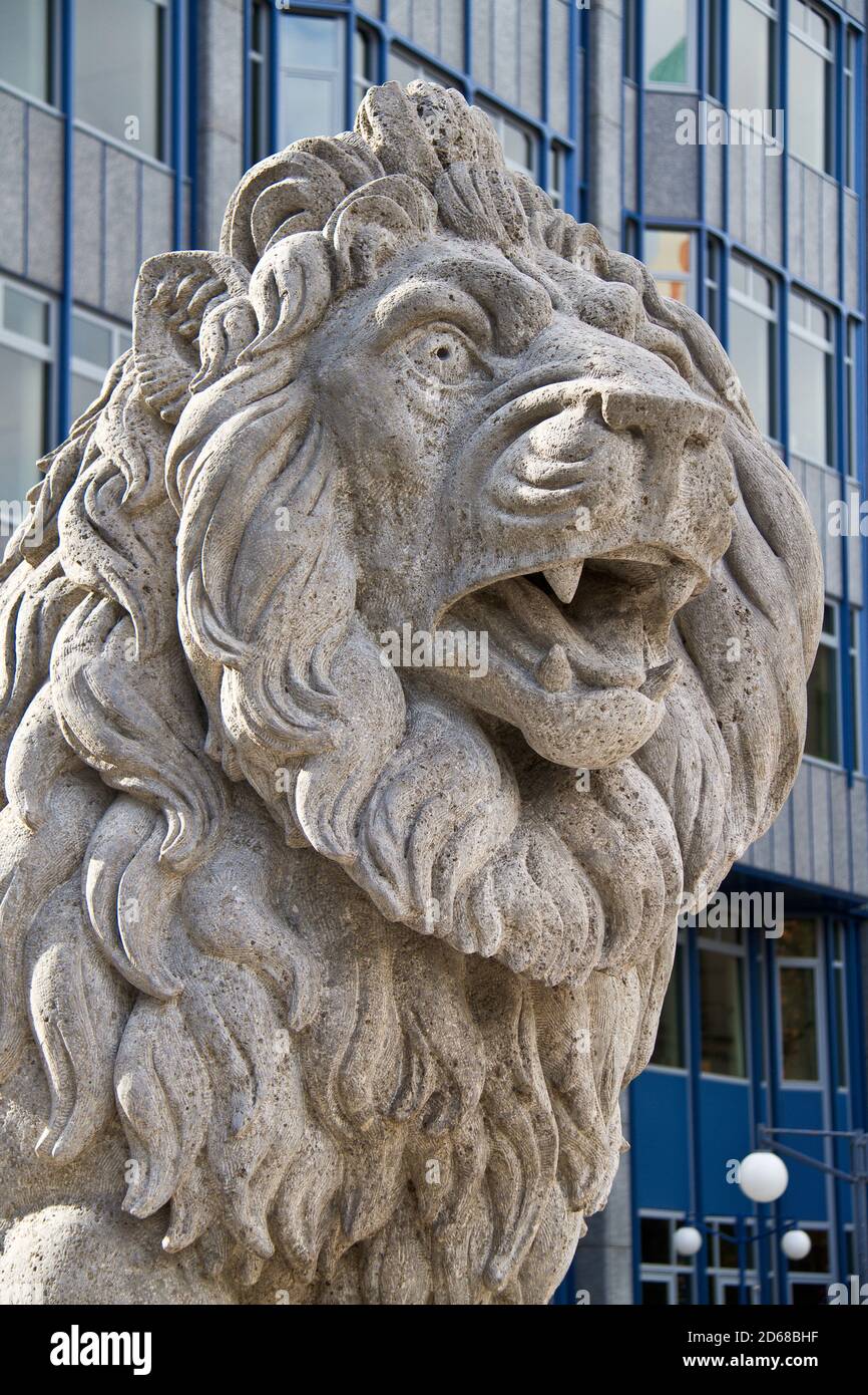 Löwenskulptur vor dem Hauptsitz der Bayerischen Landesbank in München Stockfoto