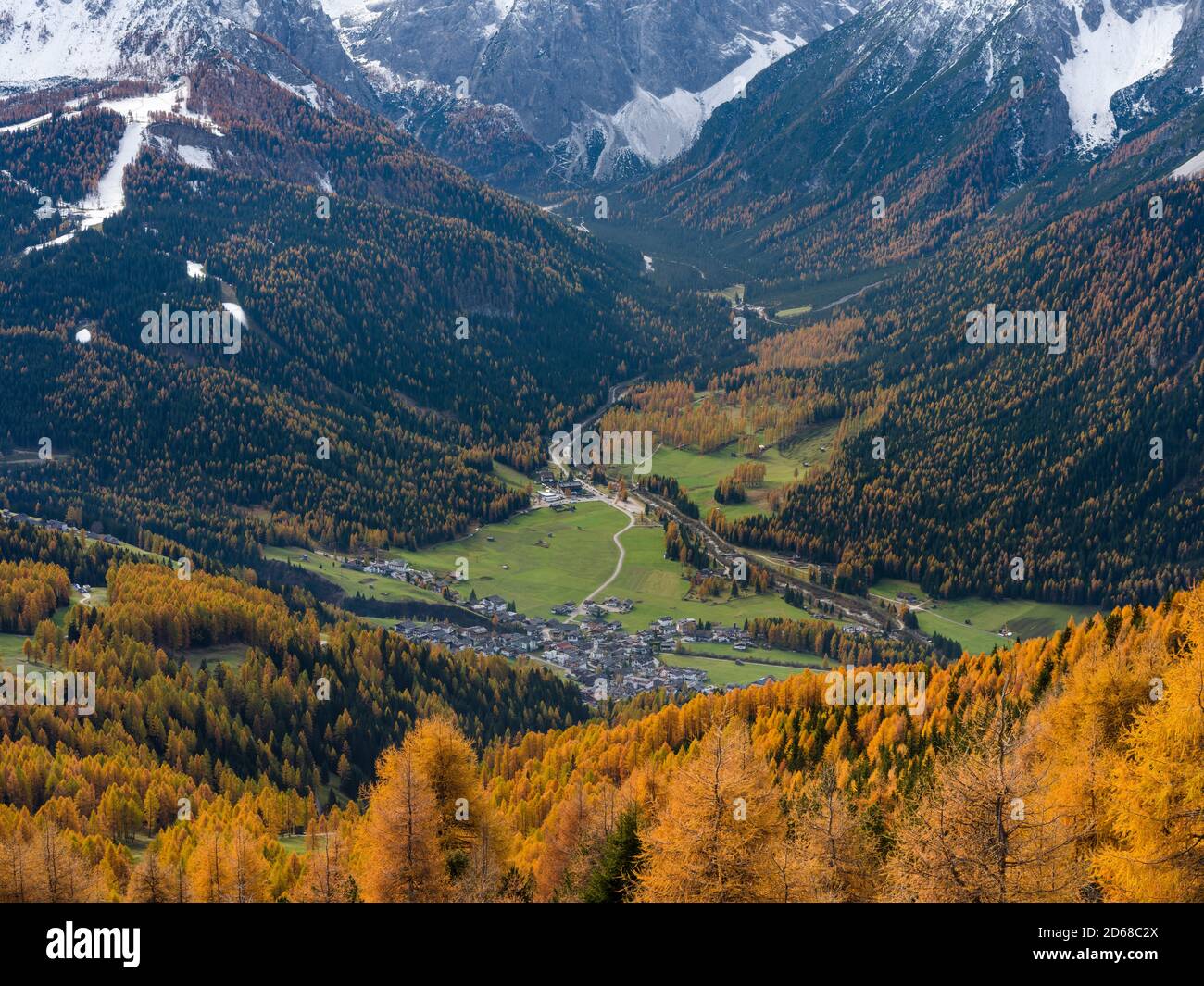 Dorf Sexten - Sexten und die Sextner Dolomiten - Sextner Dolomiten, Teil des UNESCO Welterbes Dolomiten im Herbst. europa, zentral e Stockfoto