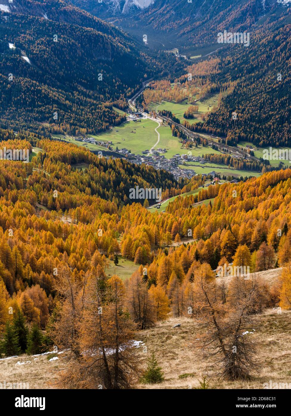 Dorf Sexten - Sexten und die Sextner Dolomiten - Sextner Dolomiten, Teil des UNESCO Welterbes Dolomiten im Herbst. europa, zentral e Stockfoto