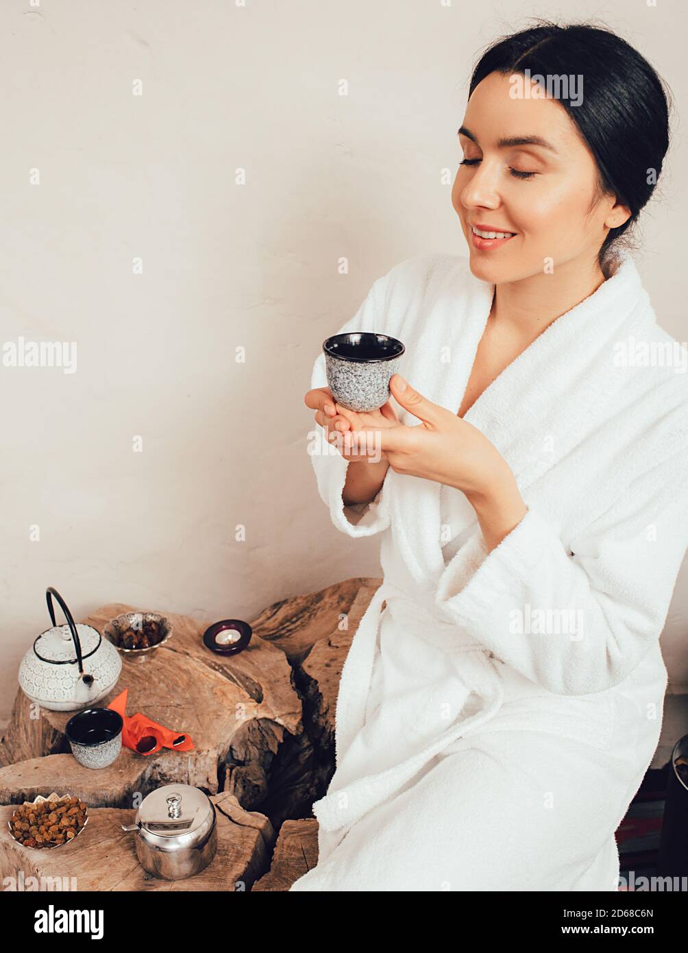 Mixed Race Frau verbringen ein Wochenende in einem Spa und genießen Wellness-Tee. Resort und Spa Salon Stockfoto