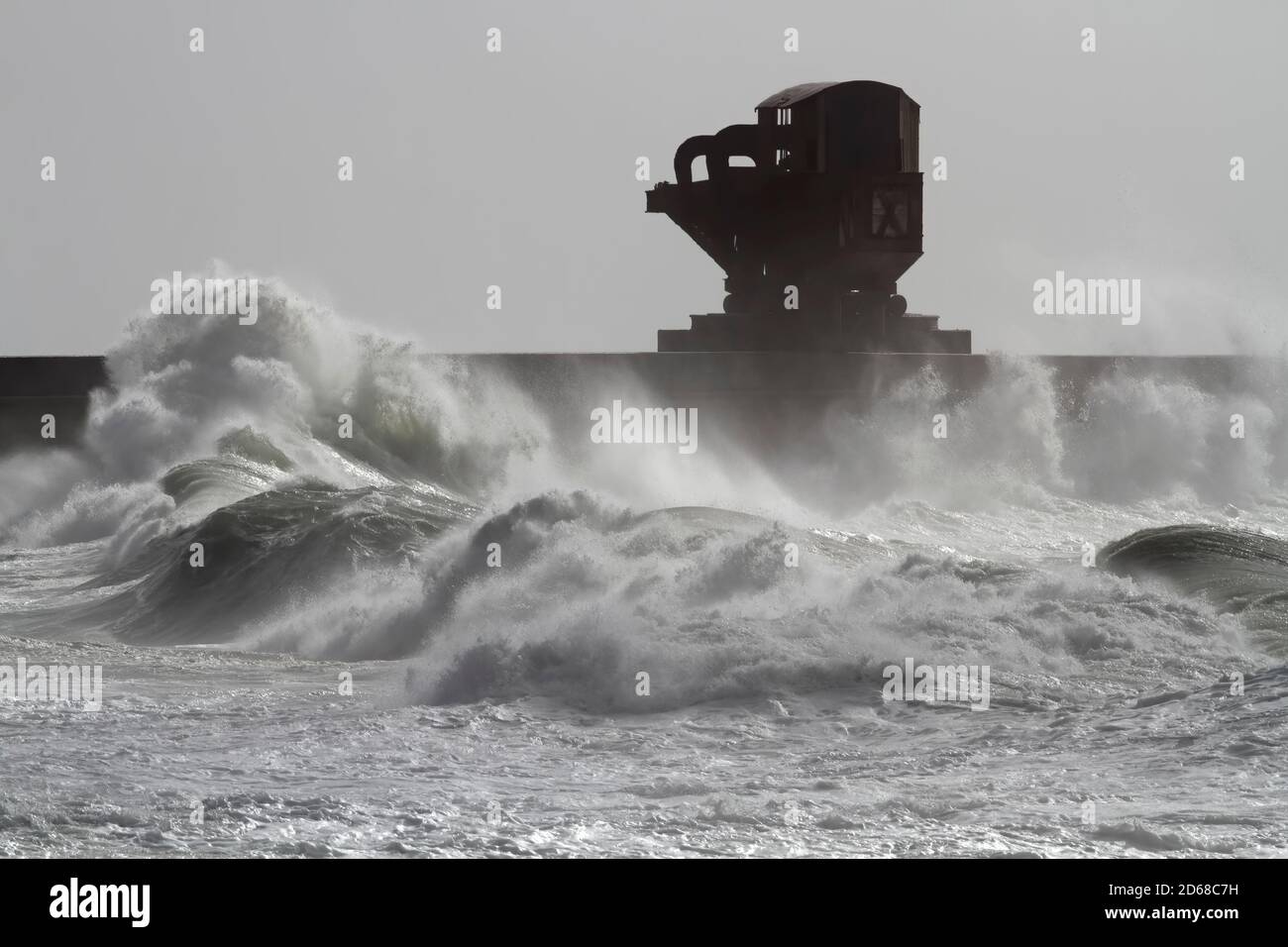 Riesiger und ikonischer alter Titan-Kran an der Nordwand des Hafens von Leixoes an einem stürmischen Tag nördlich von Portugal Stockfoto
