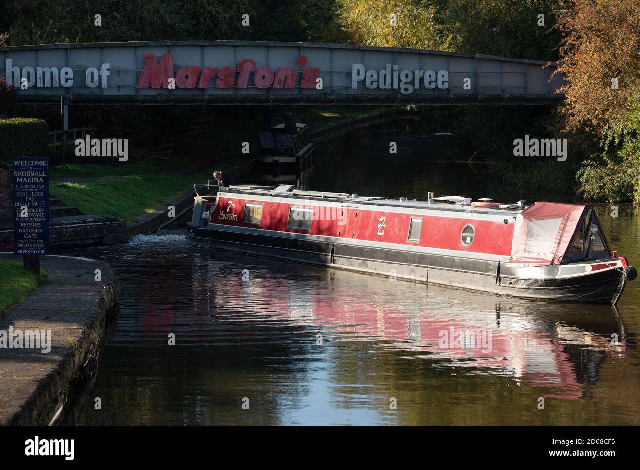 Ein Schmalboot auf dem Trent und Mersey Canal, in der Nähe von Marston's Brewery in Burton Upon Trent, Staffordshire. Mehr als 2,000 Arbeitsplätze werden in der Kneipenkette abgebaut, da Ausgangssperren und neue Beschränkungen des Coronavirus den Handel behindert haben. Stockfoto