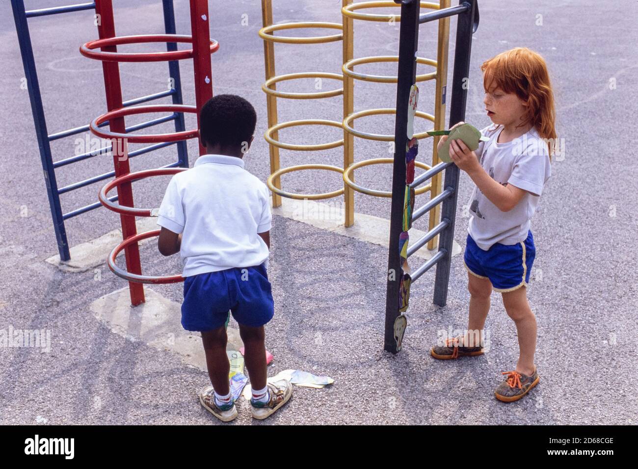 Der Spielplatz an der Beckford Primary School in London NW6 wird am Ende des Sommersemester als Outdoor-Klassenzimmer genutzt. 17. Juli 1990. Foto: Neil Turner Stockfoto