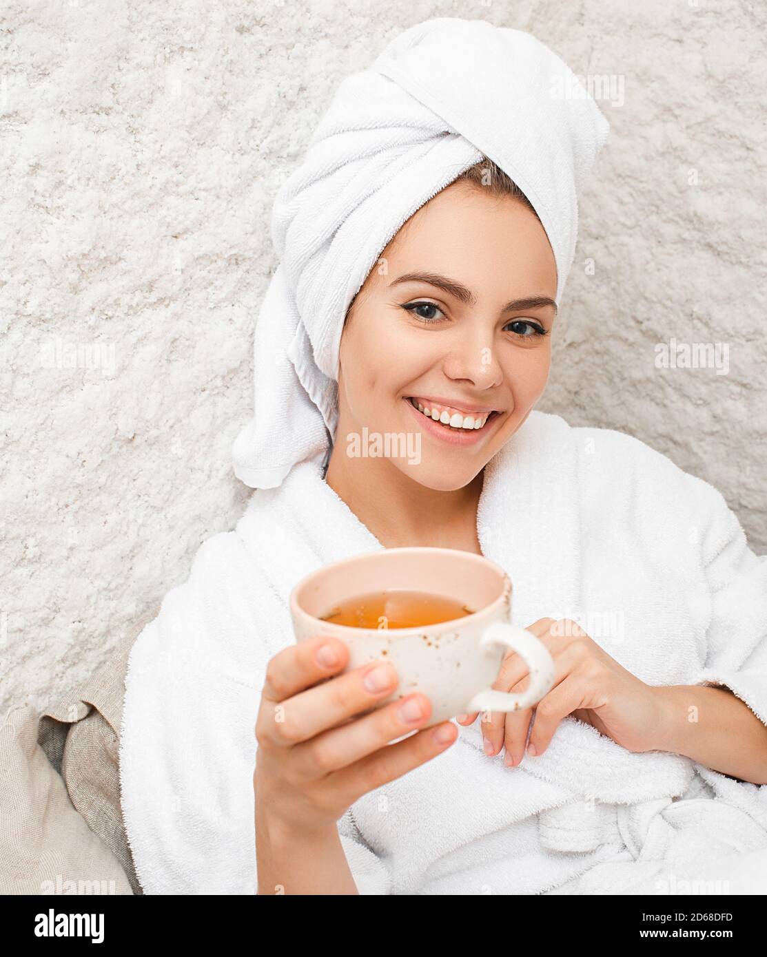 Salzluftbehandlung im Salzraum. Wunderschöne Frau, die Tee trinkt und im Salzzimmer des Spa behandelt wird Stockfoto