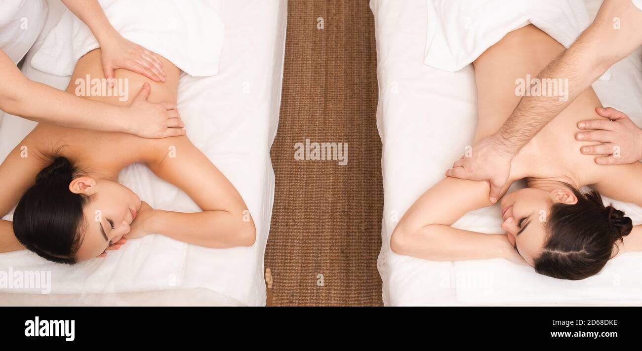 Thai Rückenmassage, zwei Freundinnen während einer entspannenden Massage, Draufsicht. Anti-Stress-Massage im Thai Spa Resort Stockfoto