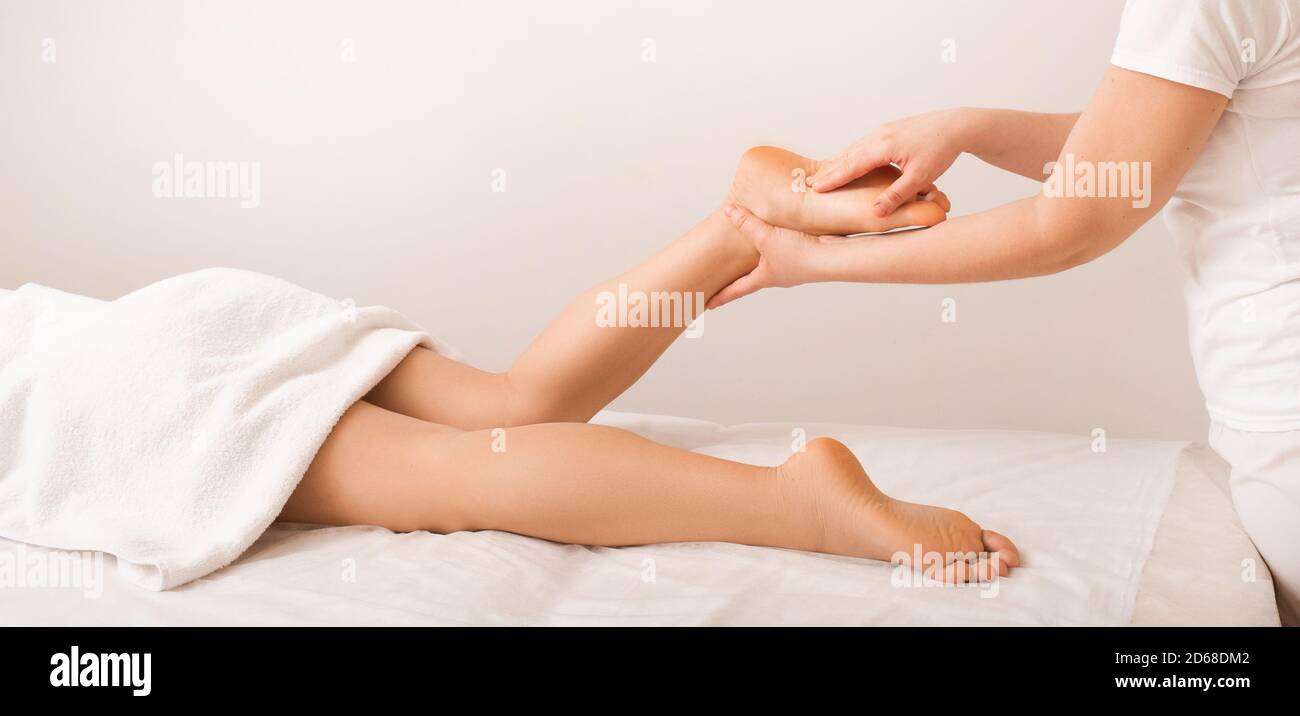 Entspannende Fußmassage, Reflexzonenmassage. Frauen bekommen Fußmassage, Nahaufnahme Stockfoto