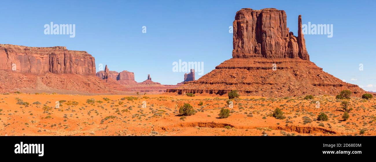 USA: Die berühmten Felsformationen in Monument Valley, Arizona, typische Landschaft des großen amerikanischen Westens Stockfoto