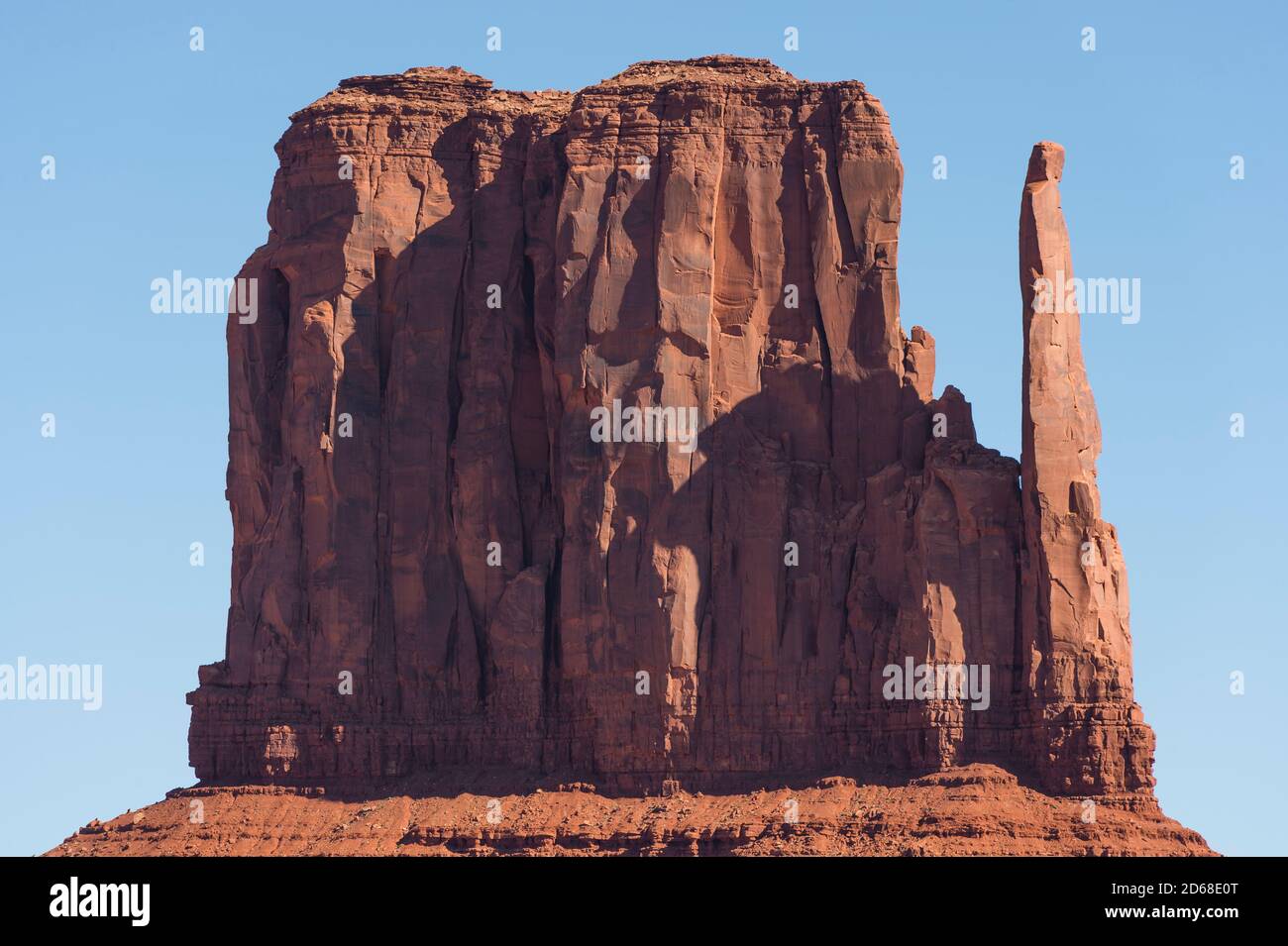 USA: Die berühmten Felsformationen in Monument Valley, Arizona, typische Landschaft des großen amerikanischen Westens Stockfoto