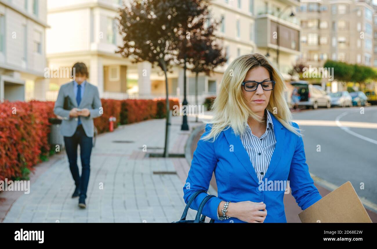 Geschäftsfrau, die die Straße hinunter zur Arbeit geht Stockfoto