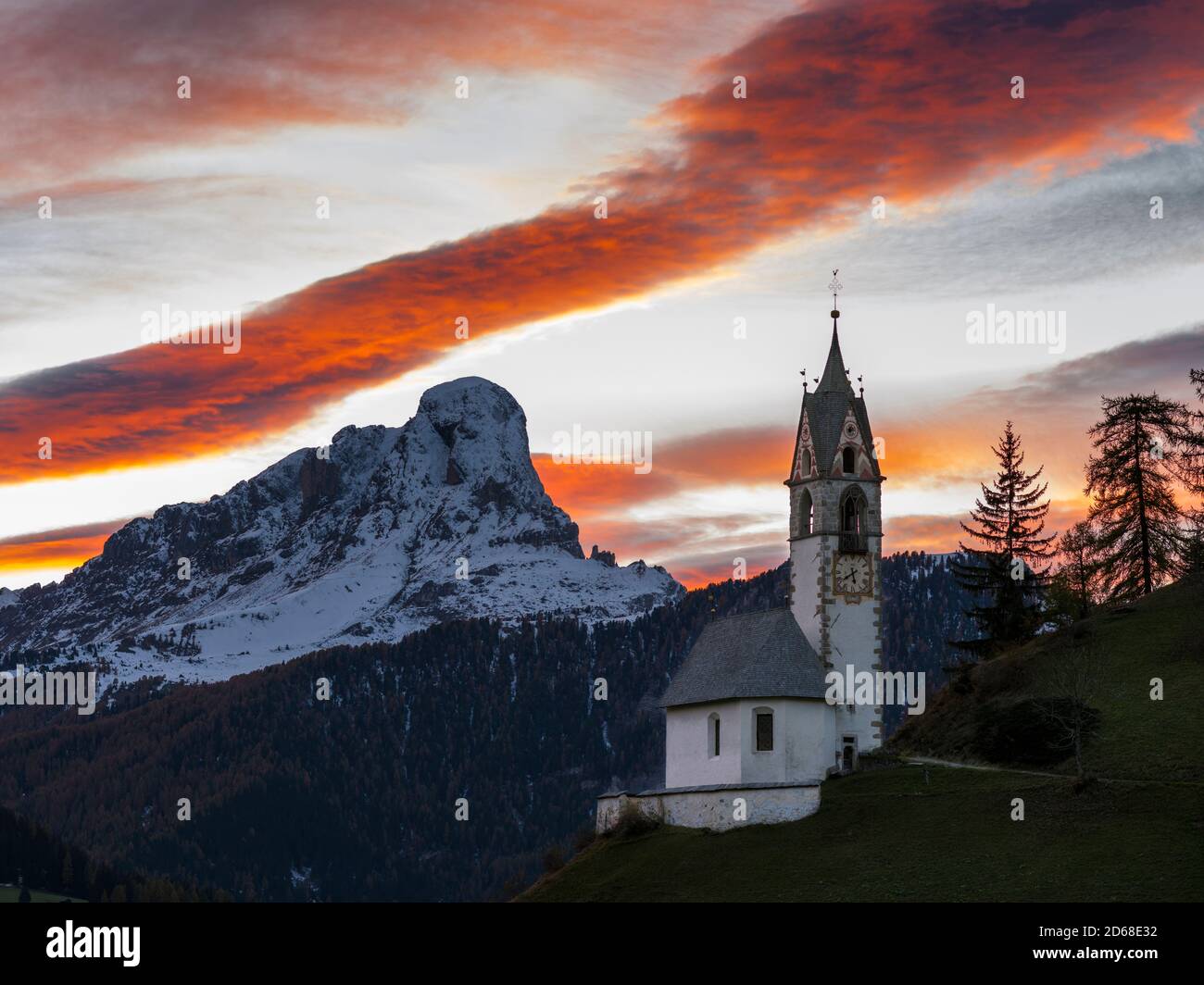Sonnenaufgang bei der Kapelle Barbarakapelle - Chiesa di santa Barbara im Dorf Wengen - La Valle, im Gadertal - Alta Badia in den Dolomiten von Sout Stockfoto