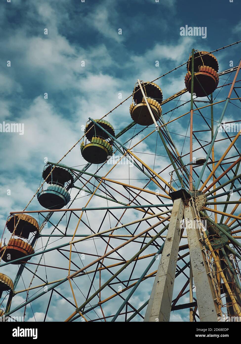 Alte Riesenrad über Himmel Hintergrund in einem verlassenen Vergnügungspark. Dunkle Szene, Geist und leeres Karussell ohne Leute für Unterhaltung. Stockfoto