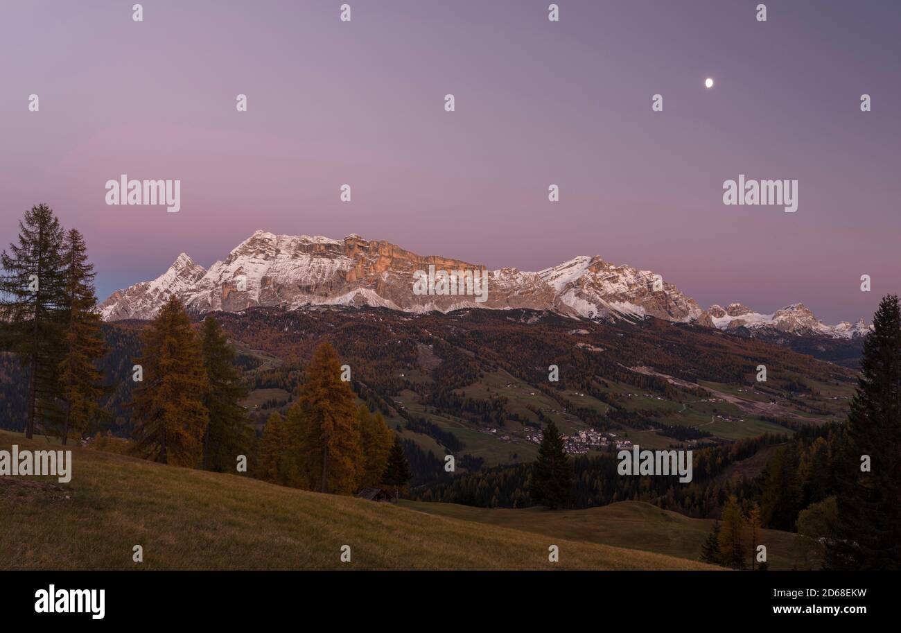 Heiligkreuzkofel - Sasso di Santa Croce in Fanes Gebirge in Südtirol - Südtirol. Dorf Abtei - Badia im Tal. Dolomit Stockfoto