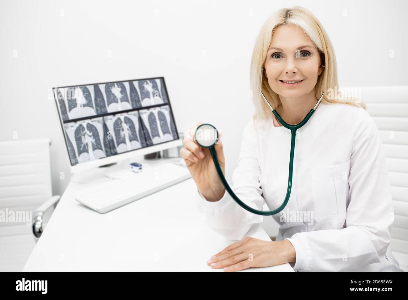 Ein Arzt mit einem Stethoskop hört den Lungen zu. Behandlung von Lungenerkrankungen, Prävention und Pflege der Lungengesundheit Stockfoto