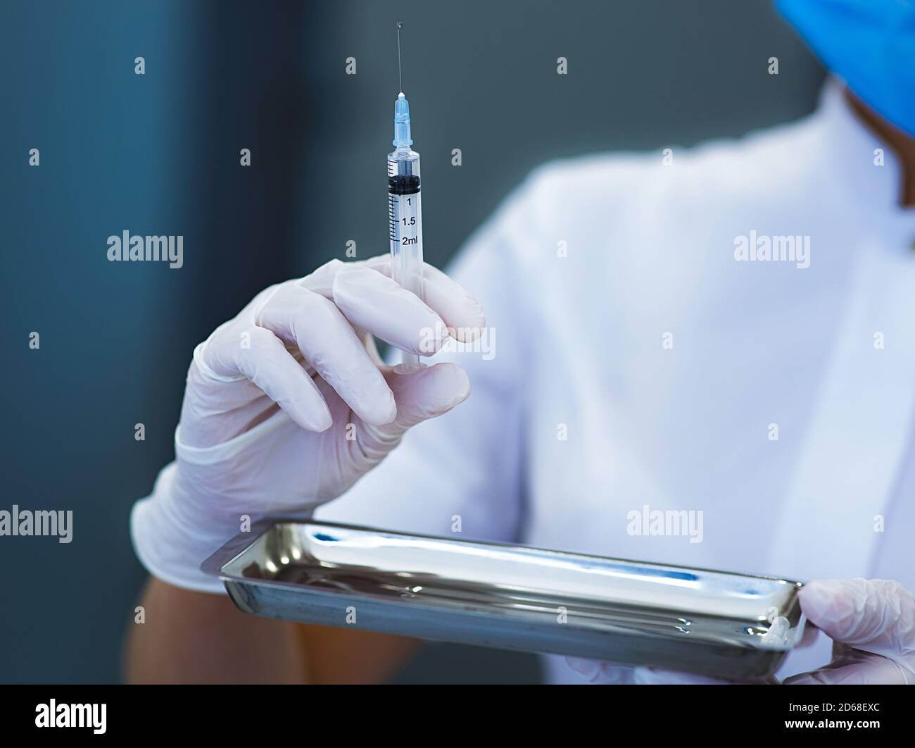 Spritze mit Impfstoff Nahaufnahme, Impfung, selektiver Fokus. Stockfoto