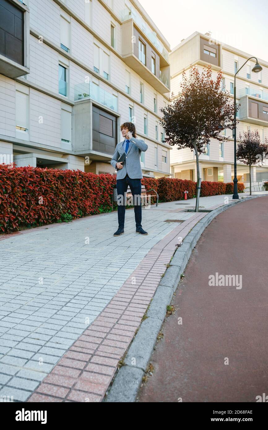 Geschäftsmann im Gespräch auf dem Handy Stockfoto