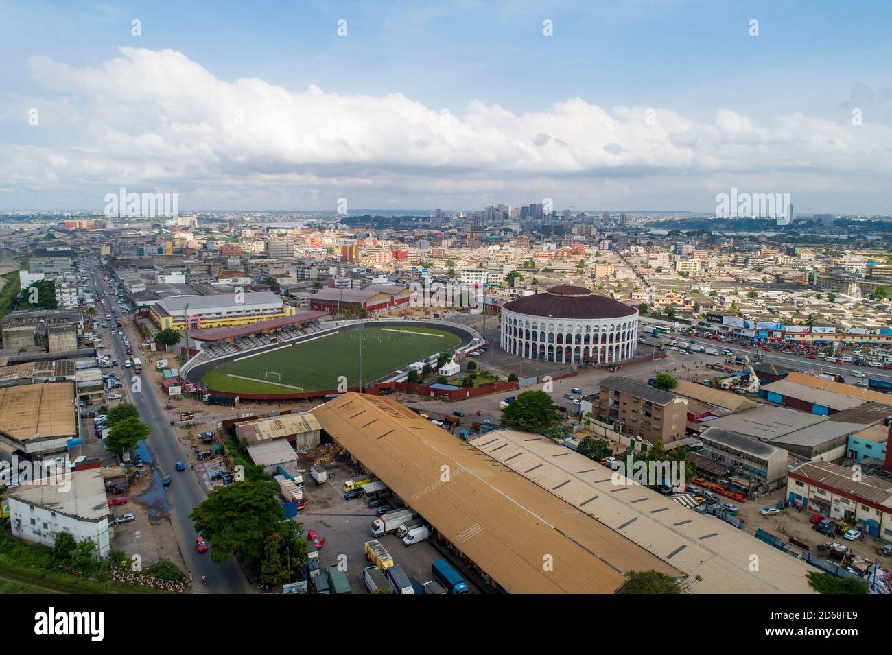 Cote d'Ivoire (Elfenbeinküste), Abidjan: Luftaufnahme des Bezirks Treichville vom Universitätskrankenhaus. Überblick über den Parc des Sports Stadion Stockfoto