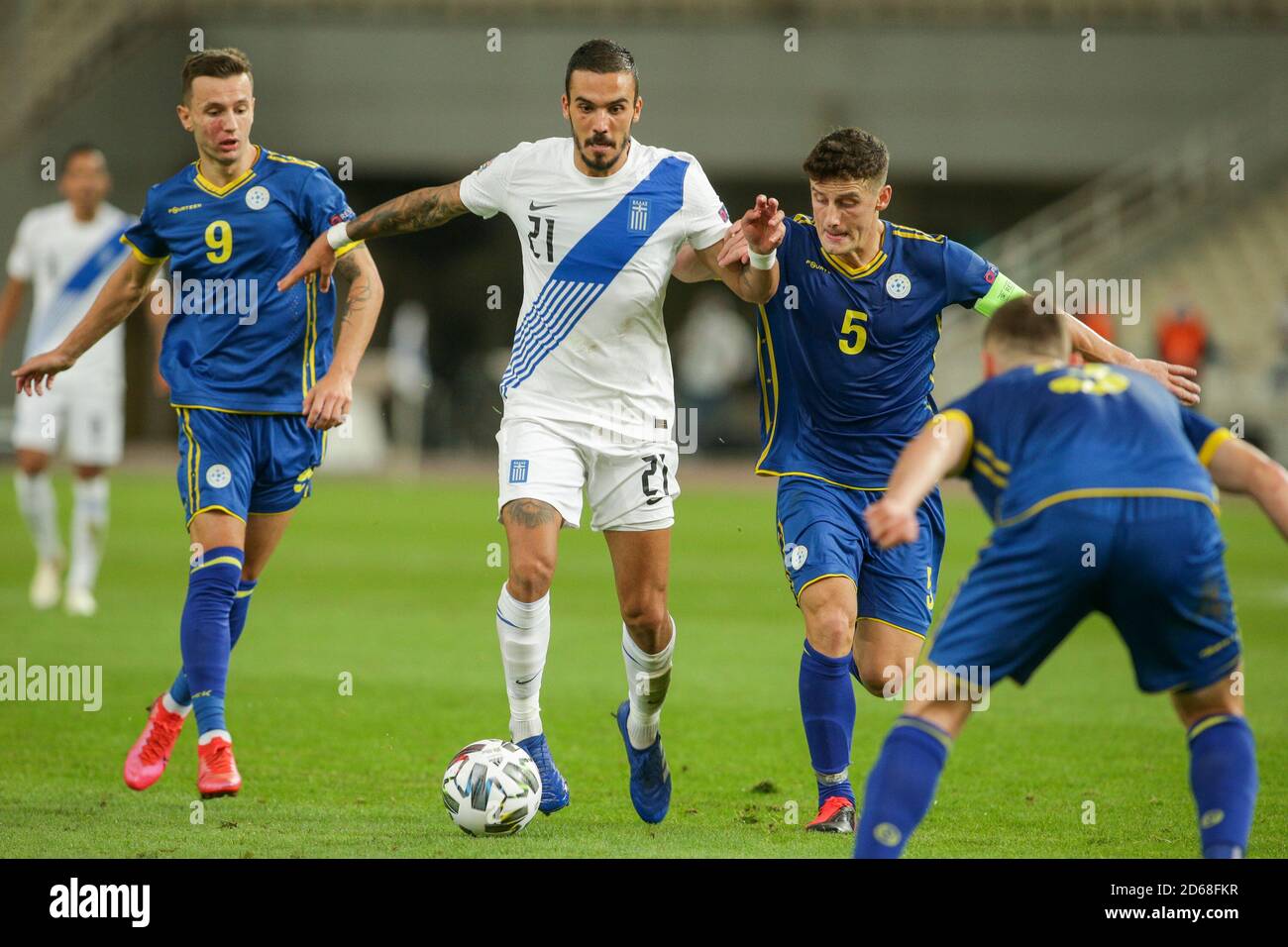 ATHEN, GRIECHENLAND - 14. OKTOBER: Dimitris Kourbelis aus Griechenland und  Herolind Shala aus dem Kosovo während des UEFA Nations League  Gruppenbühnenkreites zwischen Griechenland und dem Kosovo bei OACA Spyros  Louis am 14.