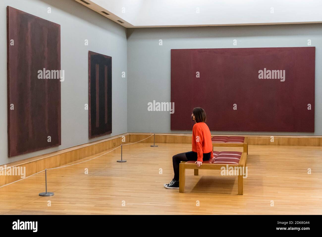 London, Großbritannien. 15. Oktober 2020. Ein Angestellter sieht Werke von Mark Rothko "on kastanoon", 1958 - 1959. Die Arbeiten sind Teil der neuen Ausstellungen in den drei Sammlungsrouten der Tate Britain: Rothko und Turner (eine neue Route, die 50 Jahre feiert, seit Mark Rothko Tate seine ikonischen Seagram Murals zum ersten Mal gab, um Gemälde zu verbinden, die er so bewunderte von JMW Turner), British Art 1540-1920 und British Art 1930-Now. Besucher können online kostenlos buchen, um das Museum zu besuchen. Kredit: Stephen Chung / Alamy Live Nachrichten Stockfoto