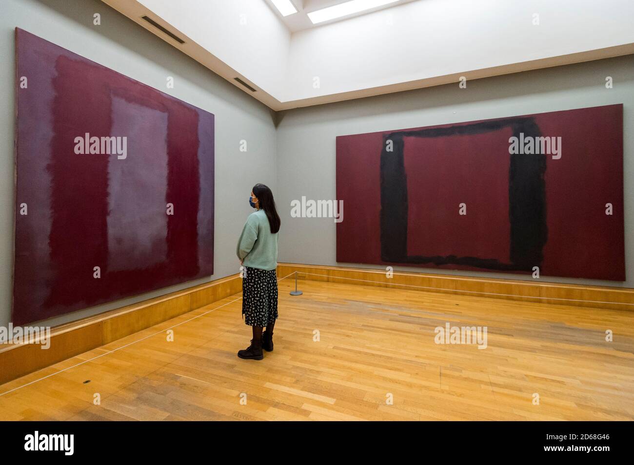 London, Großbritannien. 15. Oktober 2020. Ein Angestellter sieht Werke von Mark Rothko "on kastanoon", 1958 - 1959. Die Arbeiten sind Teil der neuen Ausstellungen in den drei Sammlungsrouten der Tate Britain: Rothko und Turner (eine neue Route, die 50 Jahre feiert, seit Mark Rothko Tate seine ikonischen Seagram Murals zum ersten Mal gab, um Gemälde zu verbinden, die er so bewunderte von JMW Turner), British Art 1540-1920 und British Art 1930-Now. Besucher können online kostenlos buchen, um das Museum zu besuchen. Kredit: Stephen Chung / Alamy Live Nachrichten Stockfoto